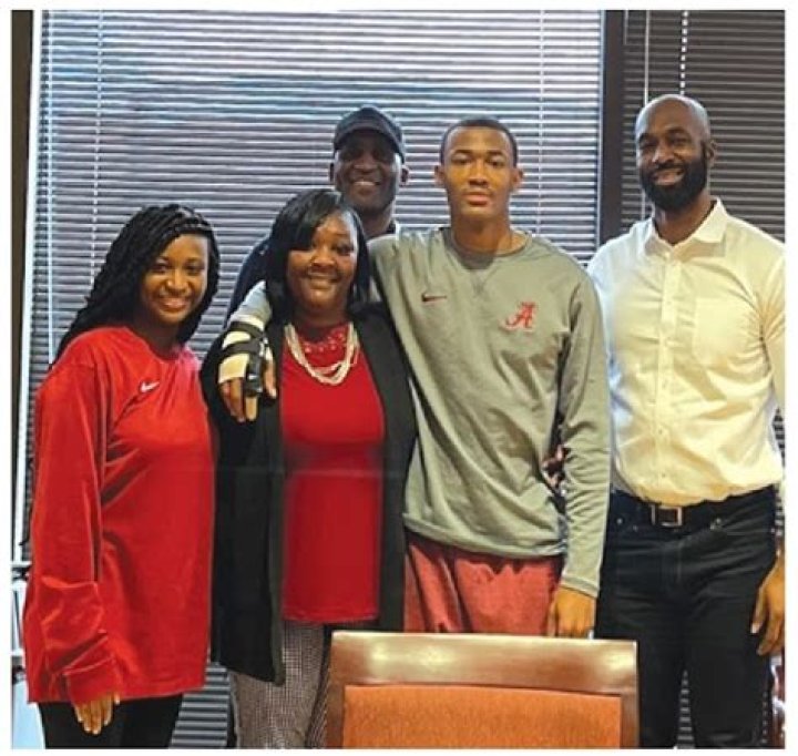 DeVonta Smith Biography, Age, Height, Wife, Net Worth, Family